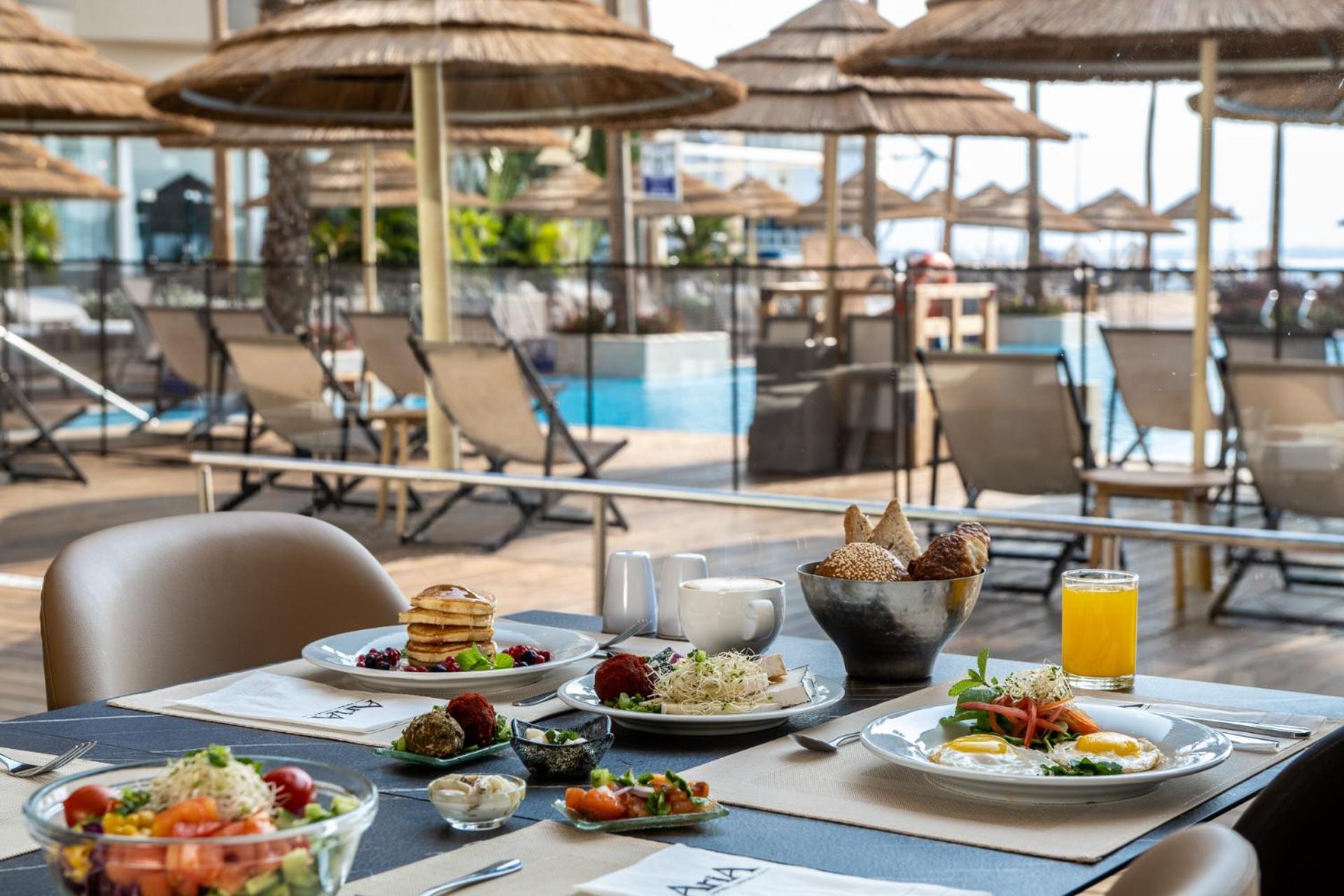Aria Hotel Eilat Buitenkant foto A buffet at a hotel